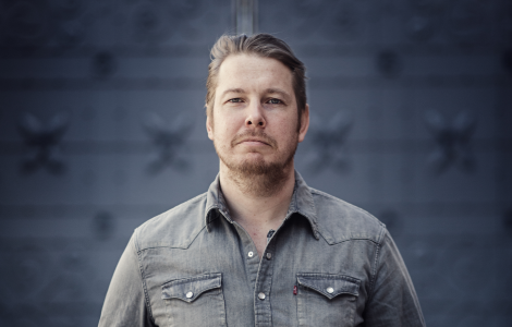 fredrik bakman i slika s morem na mladima svet ostaje laguna knjige