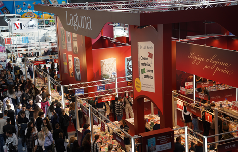 ali fenik, autor knjige crvene zastavice, zelene zastavice , i druženje sa zvezdom filma hajduk u beogradu na štandu lagune laguna knjige