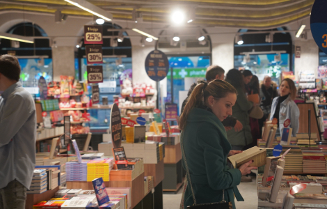 uzbudljiv prvi dan noći knjige književni maraton sa domaćim piscima i tajna božićna biblioteka kao najtraženiji naslov laguna knjige